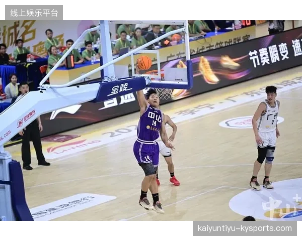 青年篮球赛高水平扣篮震撼观众
